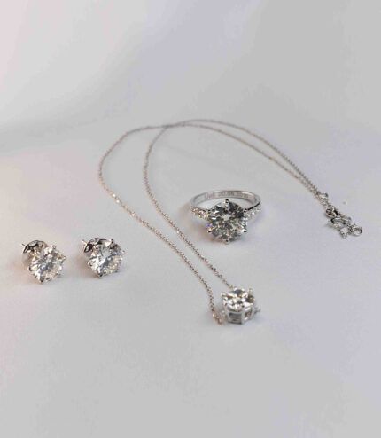 Гауһар тастармен безендірілген зергерлік бұйымдар жиынтығы: 2 сырға, алқадағы кулон және 2 сақина.